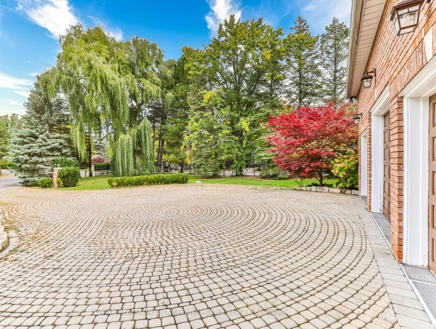 Markham estate photo 6