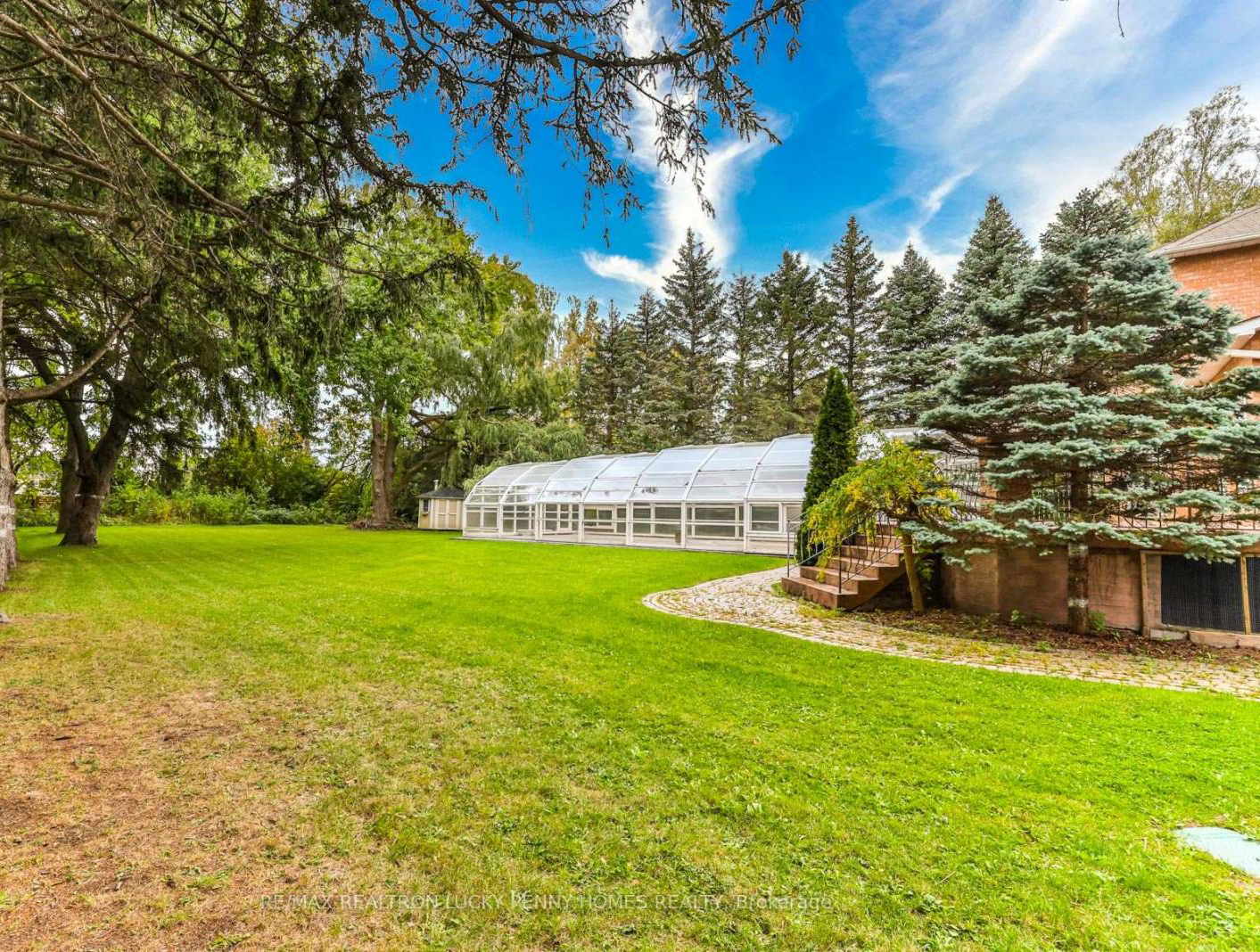 Markham estate photo 8